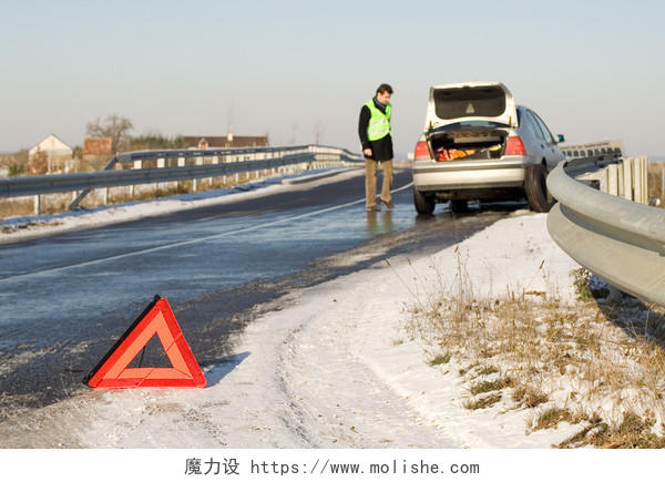 冰雪天道路事故三角警示牌反光安全背心的人